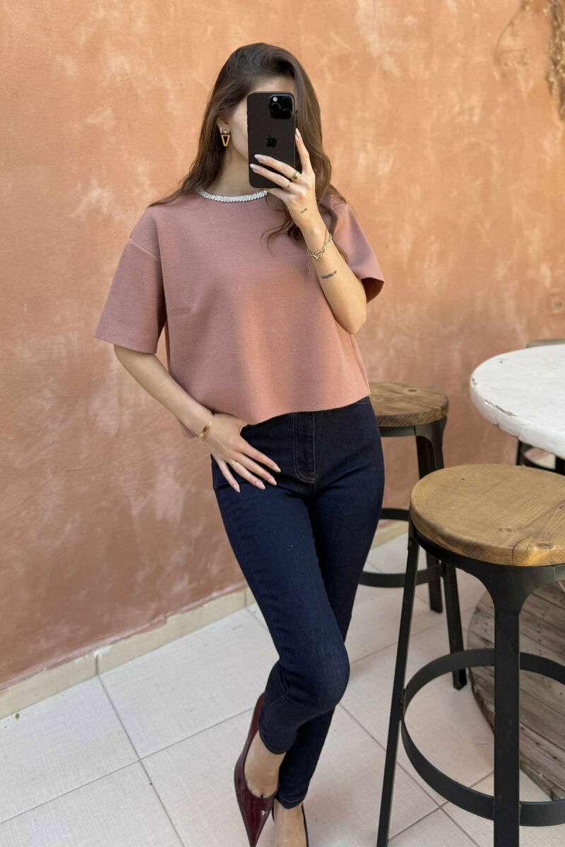 TRIKO ME MËNGË TË SHKURTRA DHE GURË TË SHËNDRITSHËM PËR FEMRA NË NGJYRËN KAFE - 2