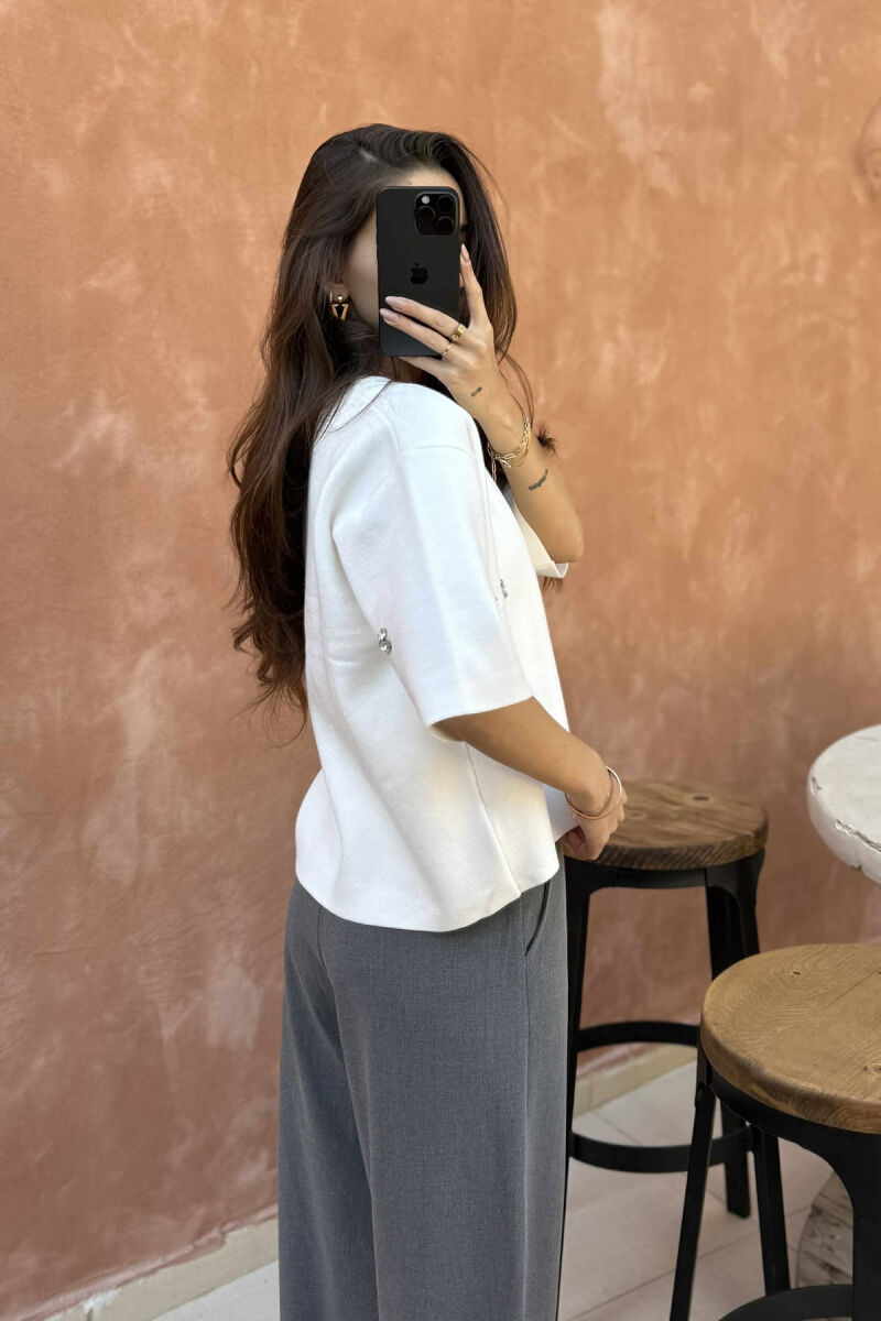 TRIKO ME MËNGE TË SHKURTRA DHE ME DETAJE GURËSH PËR FEMRA NË NGJYRË TË BARDHË - 3