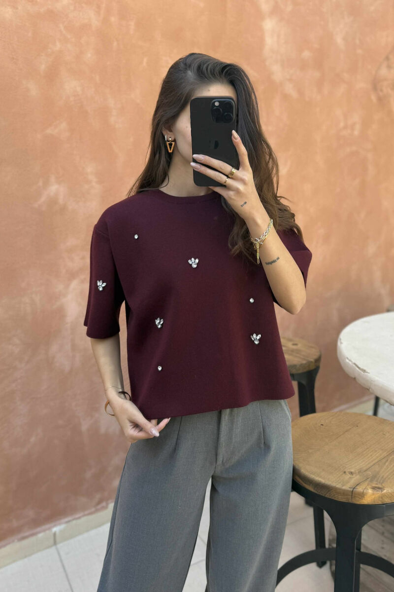 TRIKO ME MËNGE TË SHKURTRA DHE ME DETAJE GURËSH PËR FEMRA NË NGJYRËN VISHNJË - 3