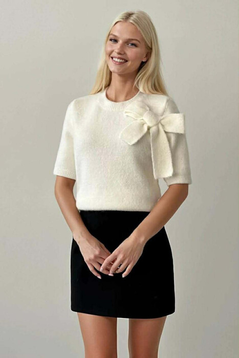 TRIKO ME MENGE TE SHKURTRA DHE ME DETAJIN E FJONGOS PER FEMRA NE NGJYRE TE BARDHE - KLAUDIO FASHION