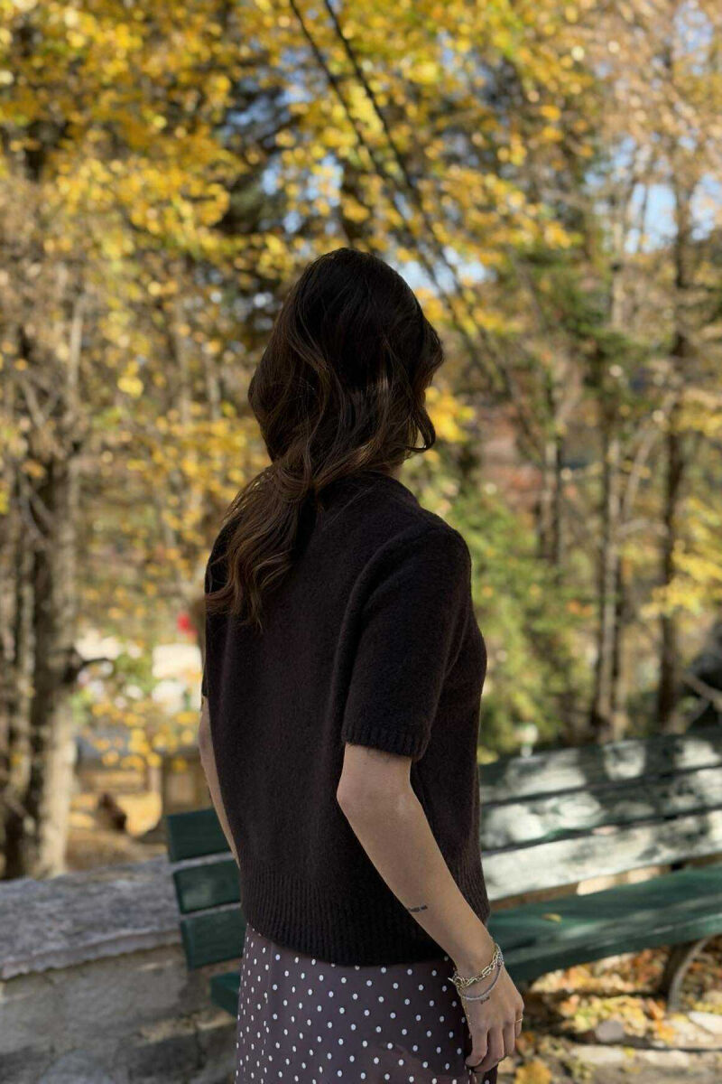 TRIKO ME MËNGË TË SHKURTRA DHE ME DETAJIN E SHALLIT PËR FEMRA NË NGJYRË KAFE TË ERRËT - 4