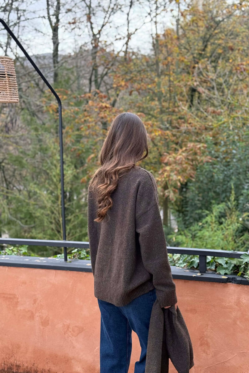 TRIKO NJE NGJYRESHE ME DETAJIN E SHALLIT PER FEMRA NE NGJYRE KAFE TE ERRET - 3