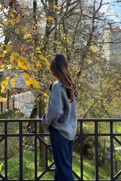 TRIKO NJE NGJYRESHE ME JAKE TE RRUMBULLAKET PER FEMRA NE NGJYRE GRI TE ERRET - 4