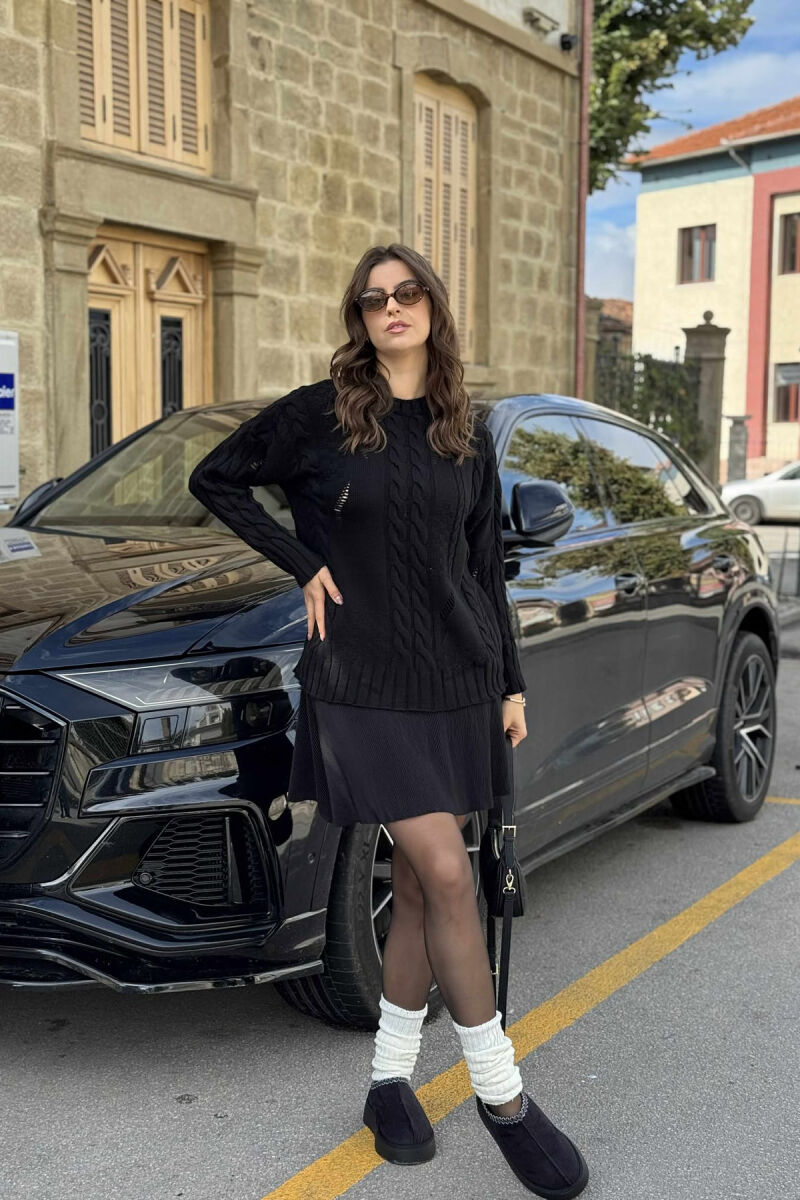 TRIKO NJË NGJYRËSHE ME JAKË TË RRUMBULLAKËT PËR FEMRA NË NGJYRË TË ZEZË - 1