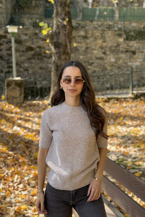 TRIKO NJË NGJYRËSHE ME MËNGË TË SHKURTRA PËR FEMRA NË NGJYRË BEZHË - 2