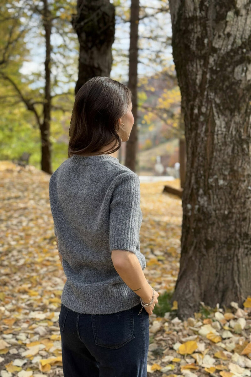 TRIKO NJË NGJYRËSHE ME MËNGË TË SHKURTRA PËR FEMRA NË NGJYRË GRI TË ERRËT - 2