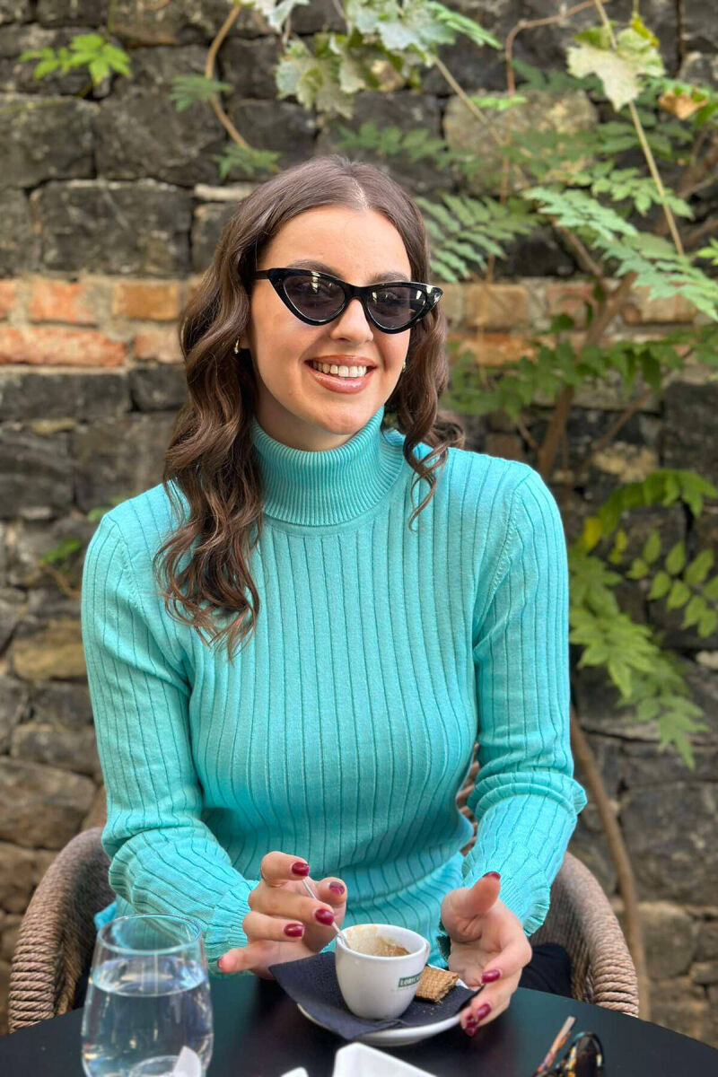 TRIKO NJËNGJYRËSHE ME JAKË GJYSËM GOLF PËR FEMRA NË NGJYRËN BABY BLU - 3