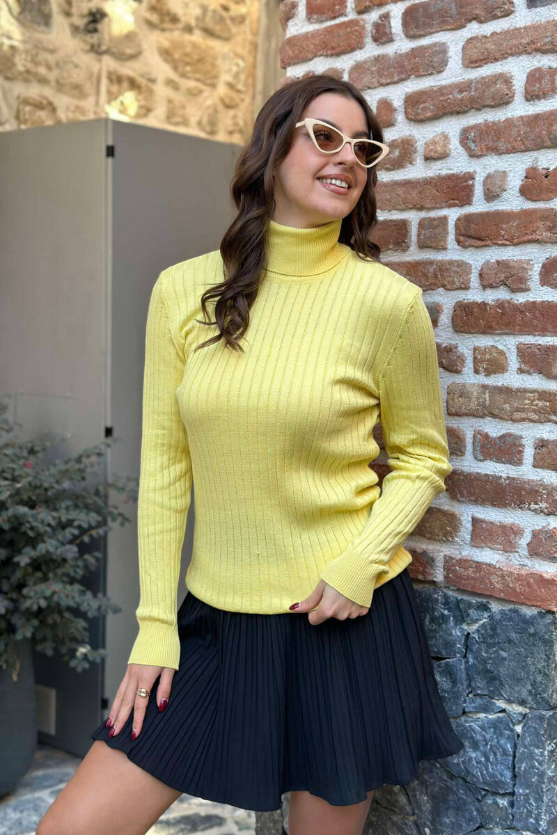 TRIKO NJËNGJYRËSHE ME JAKË GJYSËM GOLF PËR FEMRA NË NGJYRËN E VERDHË - 2