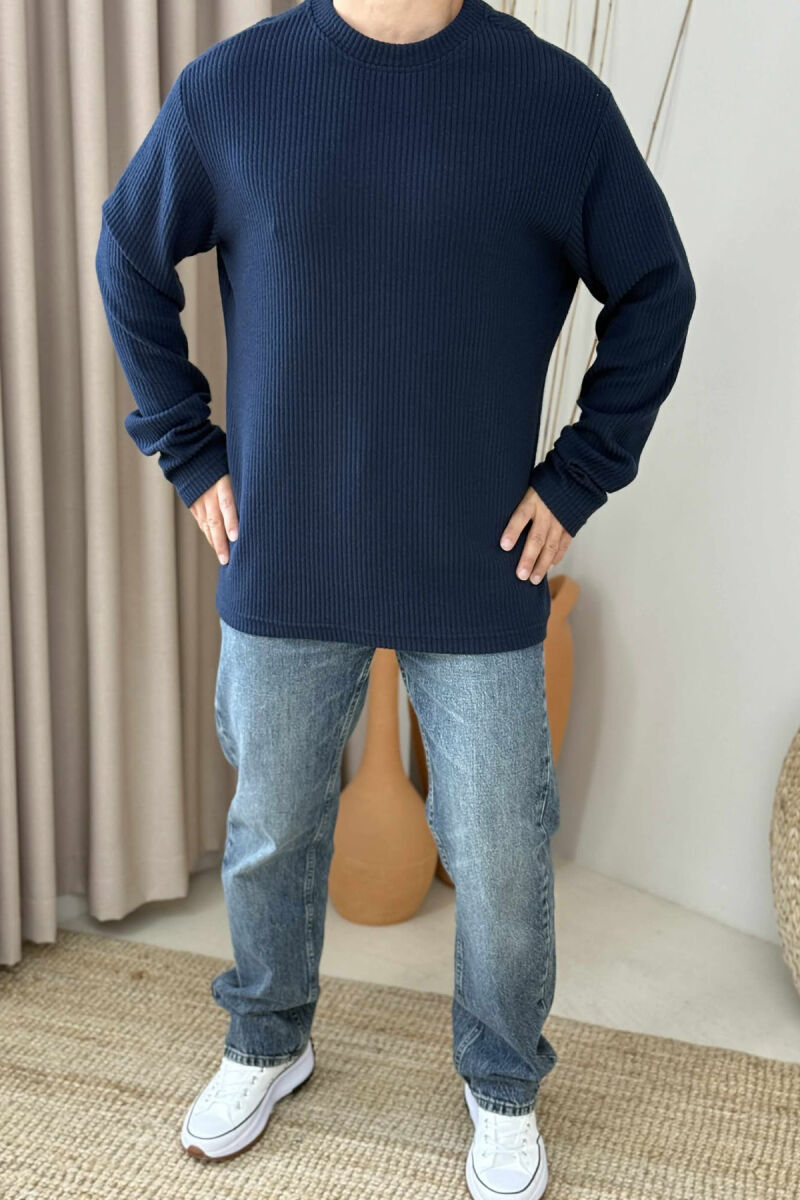 TRIKO NJËNGJYRËSHE ME JAKË TË RRUMBULLAKËT PËR MESHKUJ NË NGJYRËN BLU TË ERRËT - 1