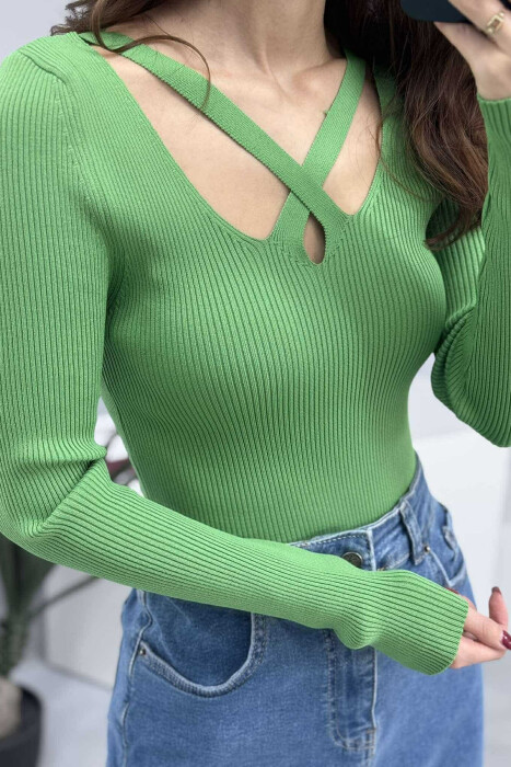 TRIKO NJËNGJYRËSHE ME JAKË V PËR FEMRA NË NGJYRËN JESHILE TË ZBARDHUR - 2