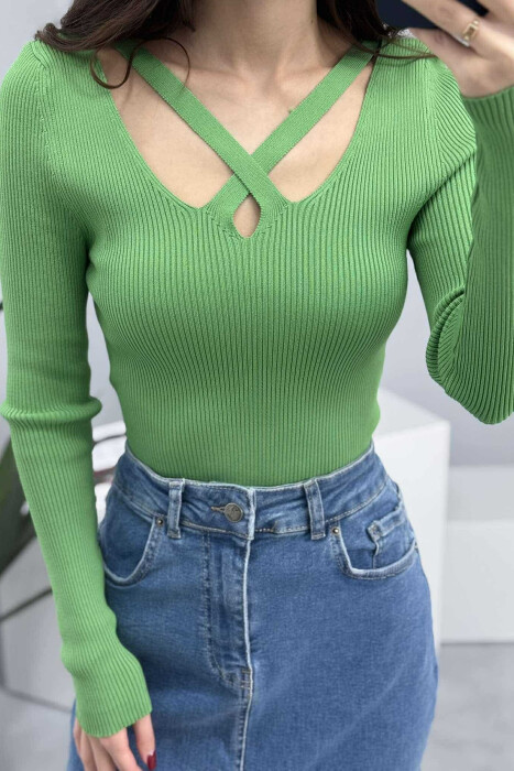 TRIKO NJËNGJYRËSHE ME JAKË V PËR FEMRA NË NGJYRËN JESHILE TË ZBARDHUR - 3