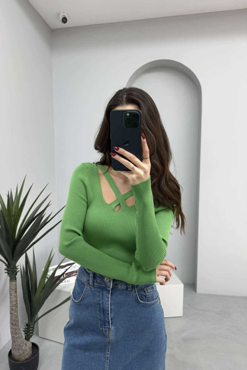 TRIKO NJËNGJYRËSHE ME JAKË V PËR FEMRA NË NGJYRËN JESHILE TË ZBARDHUR - 4