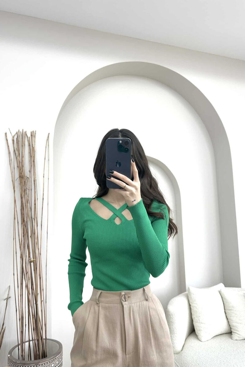 TRIKO NJËNGJYRËSHE ME JAKË V PËR FEMRA NË NGJYRËN JESHILE - 1