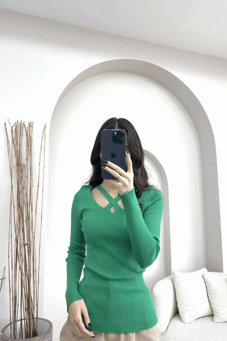 TRIKO NJËNGJYRËSHE ME JAKË V PËR FEMRA NË NGJYRËN JESHILE - 2