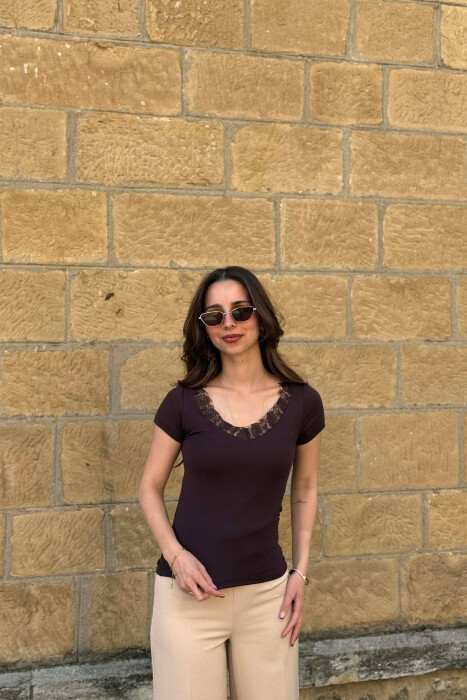 TULLE DETAIL V- NECK WOMAN T-SHIRT DARK BROWN/KAE - KLAUDIO FASHION