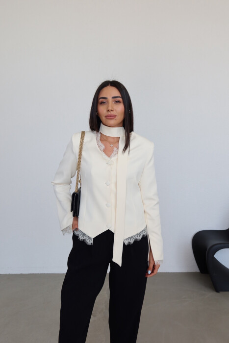 XHAKETE NJE NGJYRESHE ME DETAJ DANTELLE PER FEMRA NE NGJYRE KREM - KLAUDIO FASHION