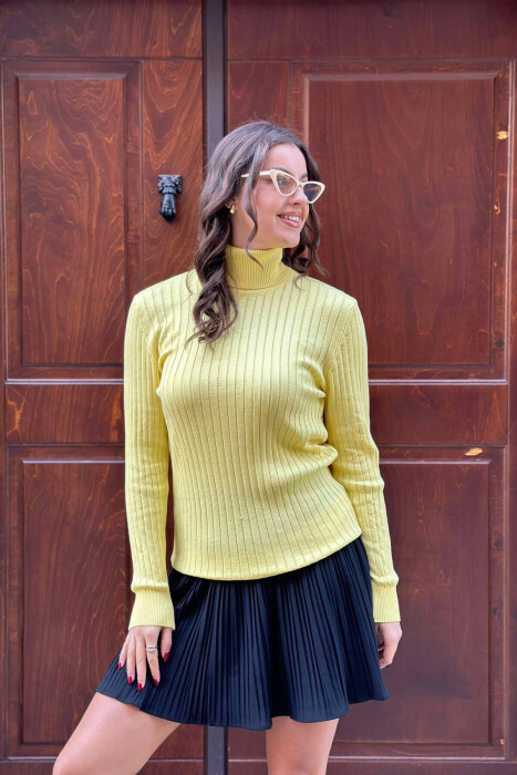 TRIKO NJËNGJYRËSHE ME JAKË GJYSËM GOLF PËR FEMRA NË NGJYRËN E VERDHË 