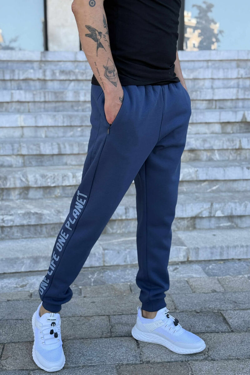 TUTA ME PUSH DHE SHKRIM ANASH PËR MESHKUJ NË NGJYRËN BLU - 3