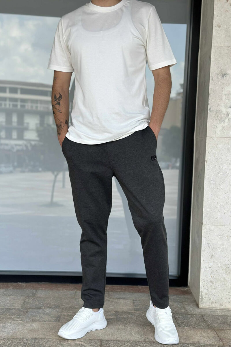 TUTA NJË NGJYRËSHE ME LOGO TË VOGEL PËR MESHKUJ NË NGJYRËN GRI TË ERRËT - 1