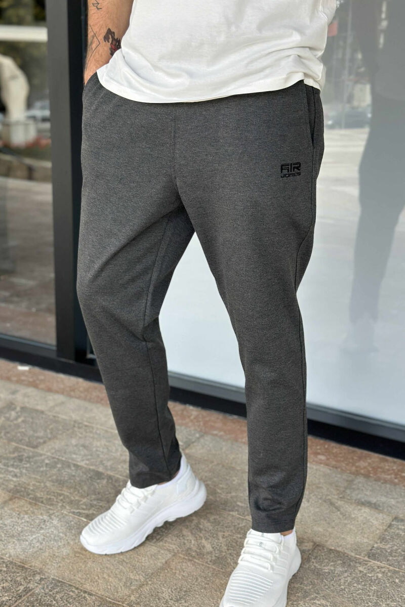 TUTA NJË NGJYRËSHE ME LOGO TË VOGEL PËR MESHKUJ NË NGJYRËN GRI TË ERRËT - 3