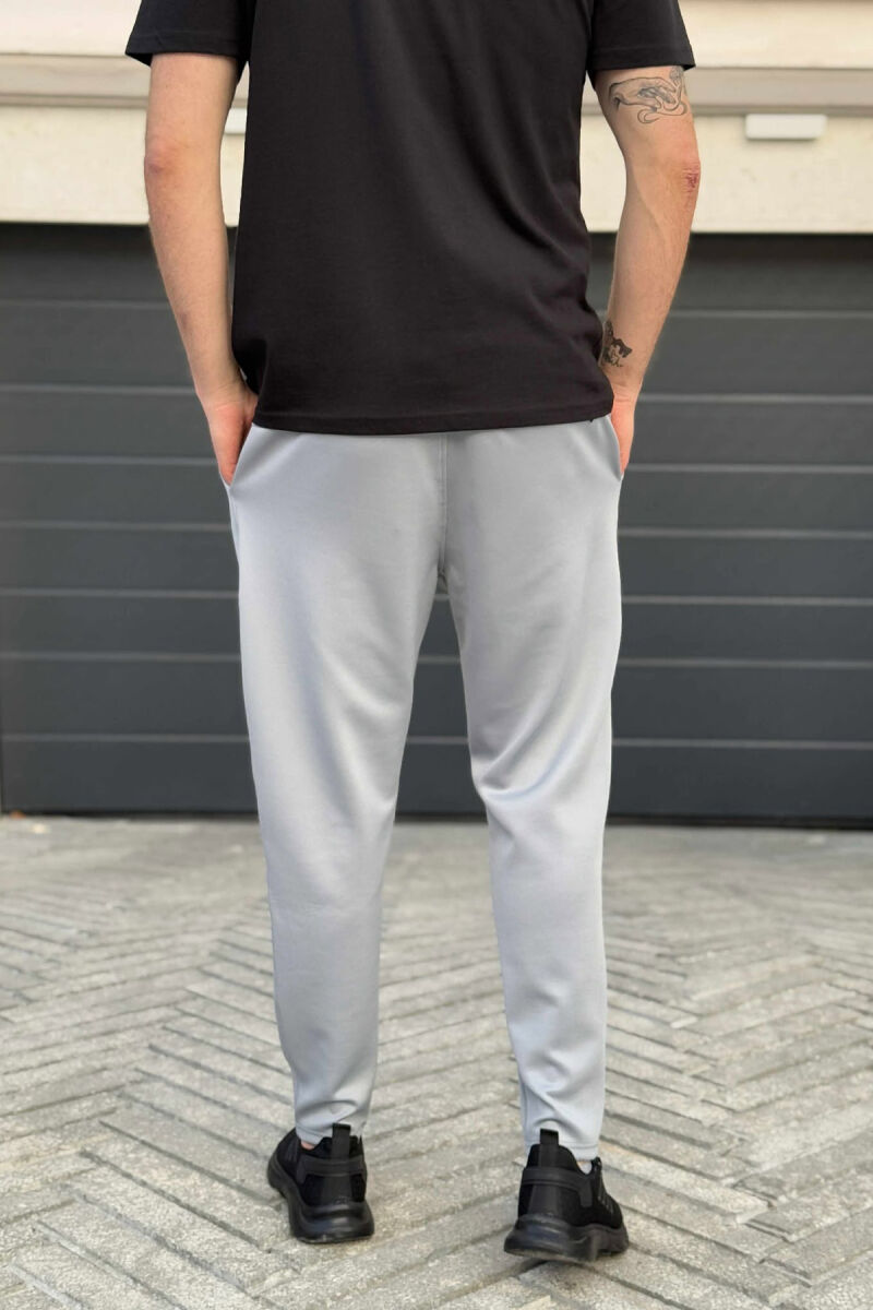 TUTA TË THJESHTA NJË NGJYRËSHE ELASTIKE PËR MESHKUJ NË NGJYRËN GRI TË ZBARDHUR - 2