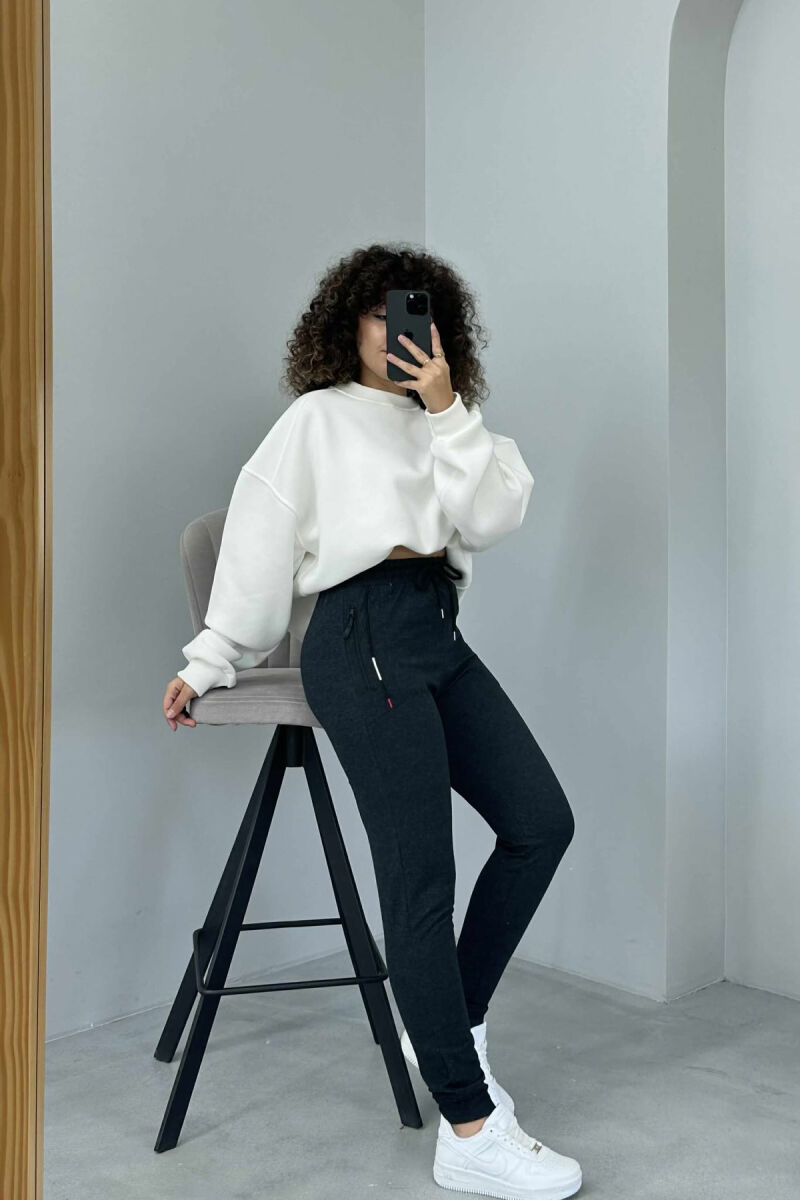 TUTA TË THJESHTA PËR FEMRA NË NGJYRËN GRI E ERRËT - 3