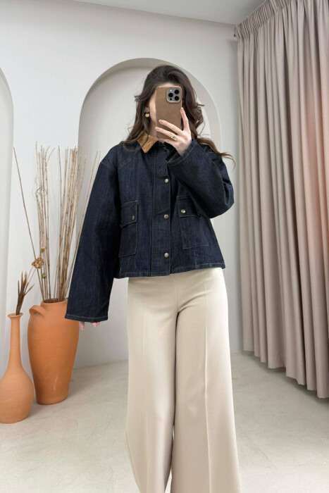 TWO FRONT POCKETS BUTTONED DENIM WOMAN JACKET DARK BLUE/BEE - KLAUDIO FASHION