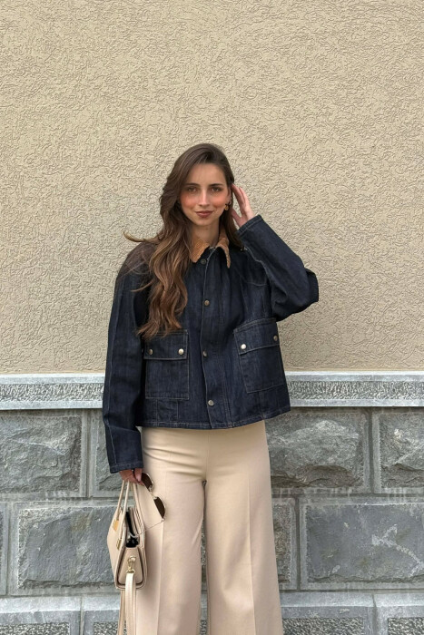 TWO FRONT POCKETS BUTTONED DENIM WOMAN JACKET DARK BLUE/BEE - KLAUDIO FASHION