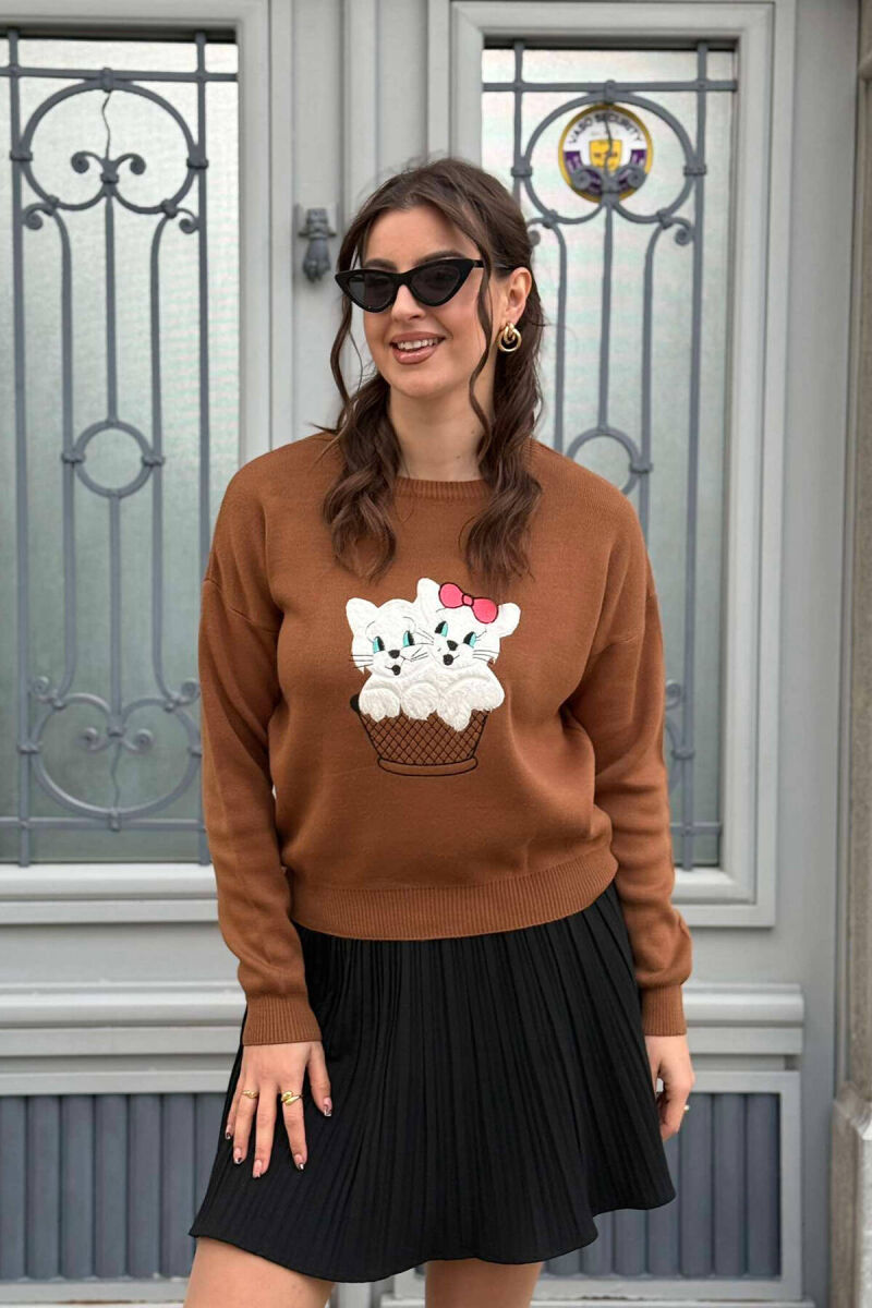 TWO KITTENS IMAGE WOMEN SWEATER DARK BROWN/KAE - 4