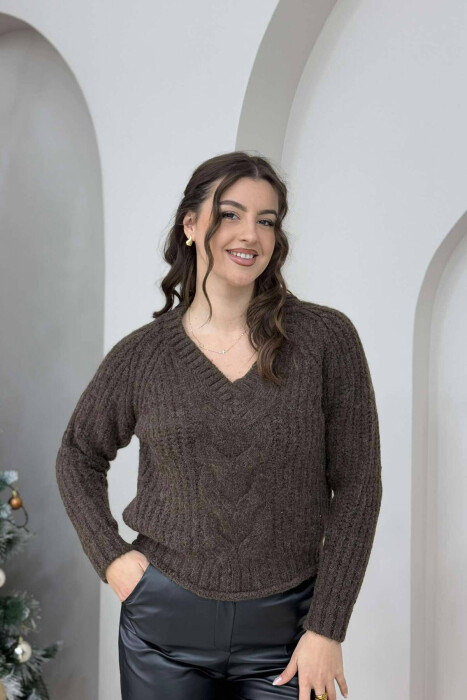 TRIKO ME JAKË V PËR FEMRA NË NGJYRËN KAFE E ERRËT 
