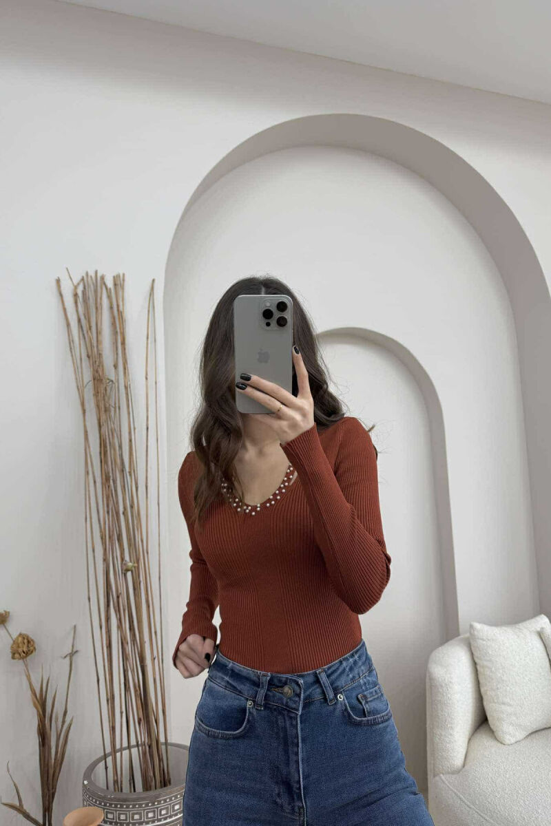 V NECK PEARL DETAILS ONE COLOR WOMEN SWEATER BROWN/KAFE - 2