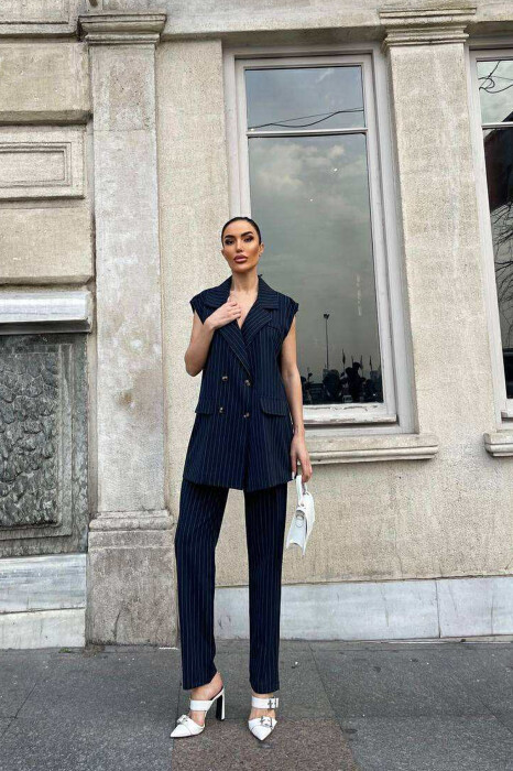 KOSTUM I THJESHTE NJË NGJYRËSH JELEK +PANTALLONA ME VIJA PËR FEMRA NË NGJYRËN BLU E ERRËT 