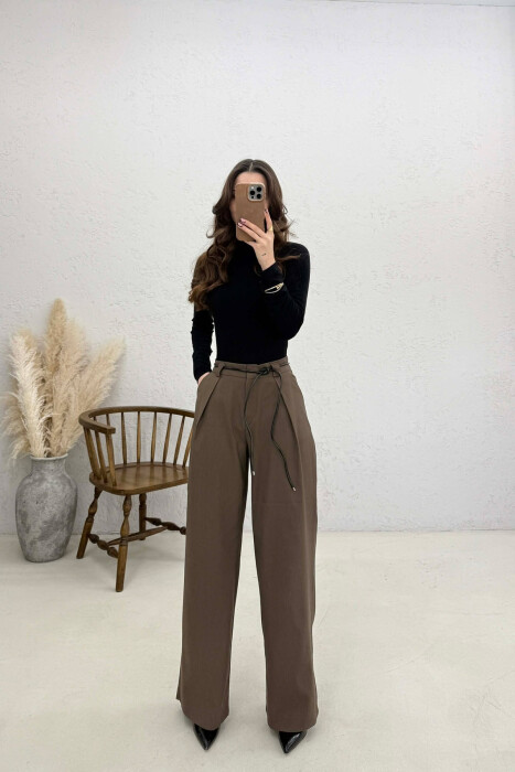 PANTALLONA TË GJERA ME RRIP LËKURE PËR FEMRA NË NGJYRE KAFE - KLAUDIO FASHION