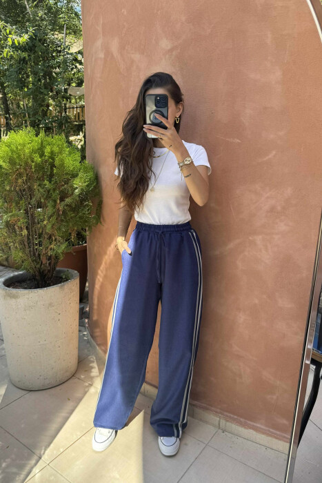 PANTALLONA TË GJERA ME VIJA ANASH PËR FEMRA NË NGJYRËN BLU 