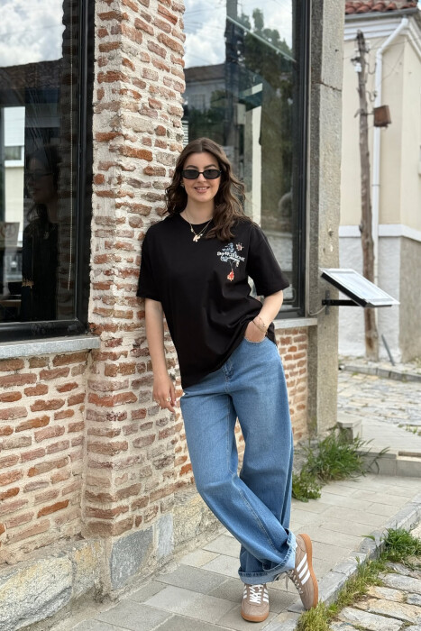 T-SHIRT ME SHKRIME ME DIZAJNIN E LULEVE PËR FEMRA NË NGJYRËN E ZEZË 