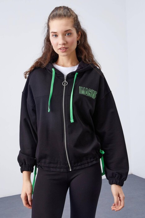 XHAKETË ME ZINXHIR DHE KAPUC PËR FEMRA NË NGJYRËN E ZEZË - KLAUDIO FASHION