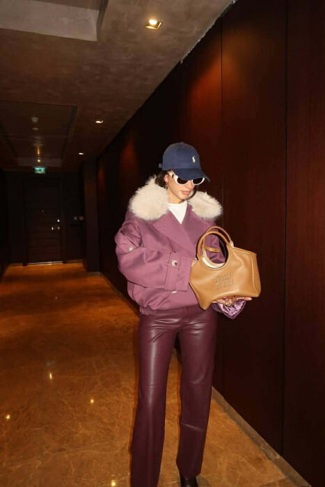 XHAKETË E SHKURTËR ME DETAJE BUTONASH DHE JAKË ME PUSH PËR FEMRA NË NGJYRË LEJLA - 2