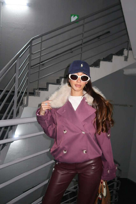 XHAKETË E SHKURTËR ME DETAJE BUTONASH DHE JAKË ME PUSH PËR FEMRA NË NGJYRË LEJLA - 4