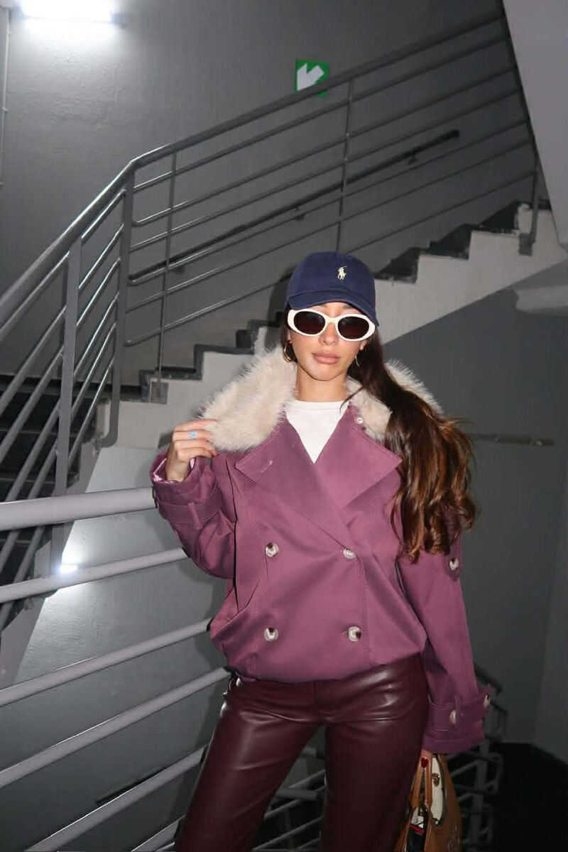 XHAKETË E SHKURTËR ME DETAJE BUTONASH DHE JAKË ME PUSH PËR FEMRA NË NGJYRË LEJLA - 4