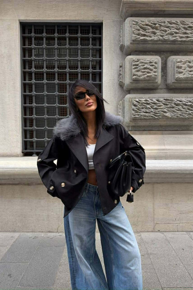 XHAKETË E SHKURTËR ME DETAJE BUTONASH DHE JAKË ME PUSH PËR FEMRA NË NGJYRË TE ZEZE - 1