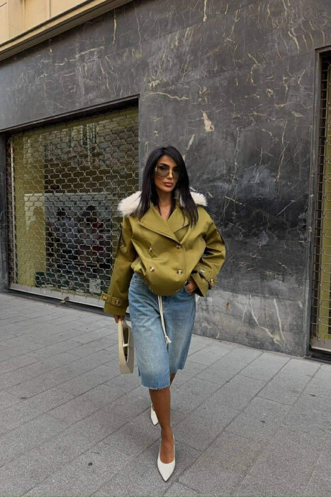 XHAKETË E SHKURTËR ME DETAJE BUTONASH DHE JAKË ME PUSH PËR FEMRA NË NGJYRË ULLIRI - 3