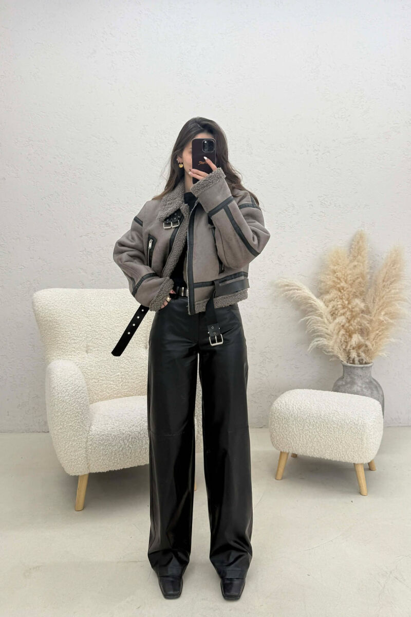 XHAKETE E SHKURTER NJE NGJYRESHE ME DETAJIN E RRIPIT PER FEMRA NE NGJYRE GRI TE ERRET - 3