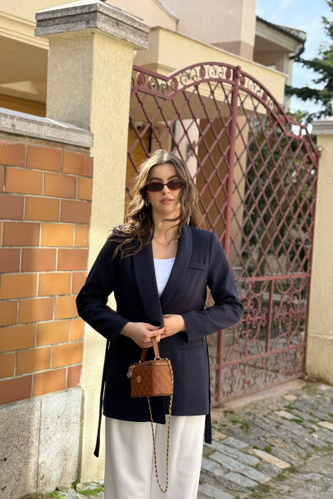 XHAKETE E THJESHTE KLASIKE DHE ME DETAJIN E LIDHSEVE PER FEMRA NE NGJYRE BLU TE ERRET - 1