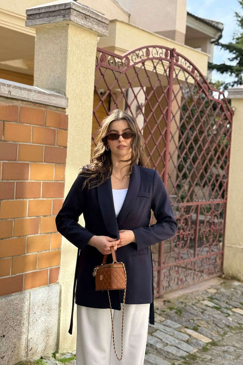 XHAKETE E THJESHTE KLASIKE DHE ME DETAJIN E LIDHSEVE PER FEMRA NE NGJYRE BLU TE ERRET - 1