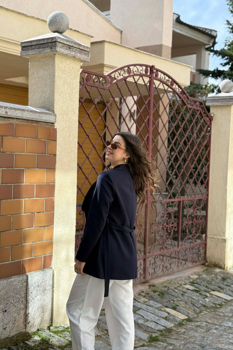 XHAKETE E THJESHTE KLASIKE DHE ME DETAJIN E LIDHSEVE PER FEMRA NE NGJYRE BLU TE ERRET - 5