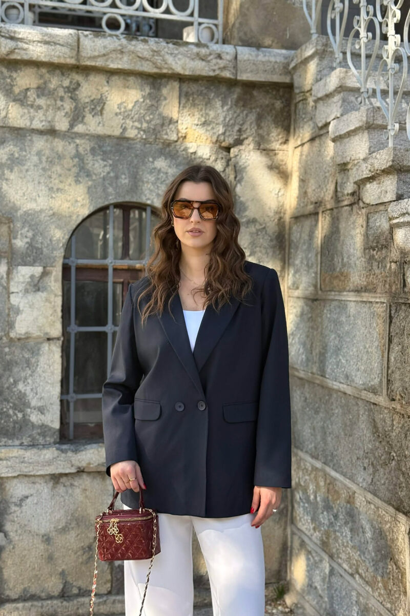 XHAKETE E THJESHTE NJE NGJYRESHE PER FEMRA NE NGJYRE BLU MESNATE - 1