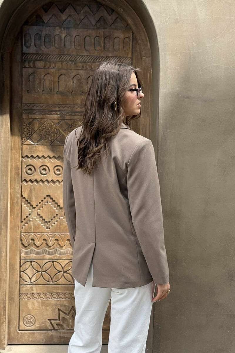 XHAKETË E THJESHTË NJËNGJYRËSHE ME NJË BUTON PËR FEMRA NË NGJYRËN KAFE - 5