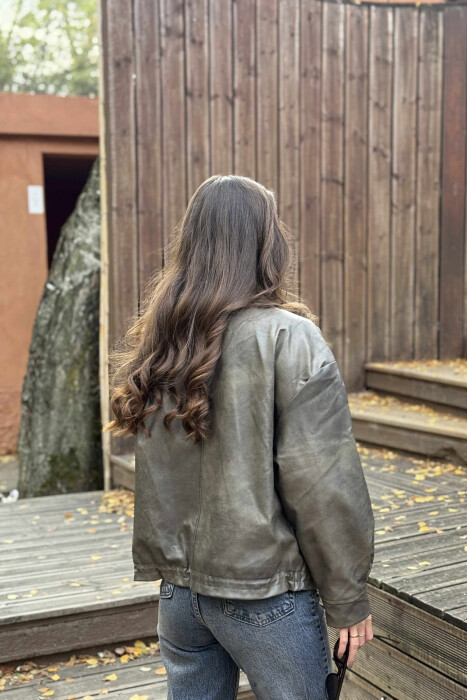 XHAKETË LËKURE NJË NGJYRËSHE ME BUTONA DHE ZINXHIR PËR FEMRA NË NGJYRË KAFE TË ZBARDHUR - 4