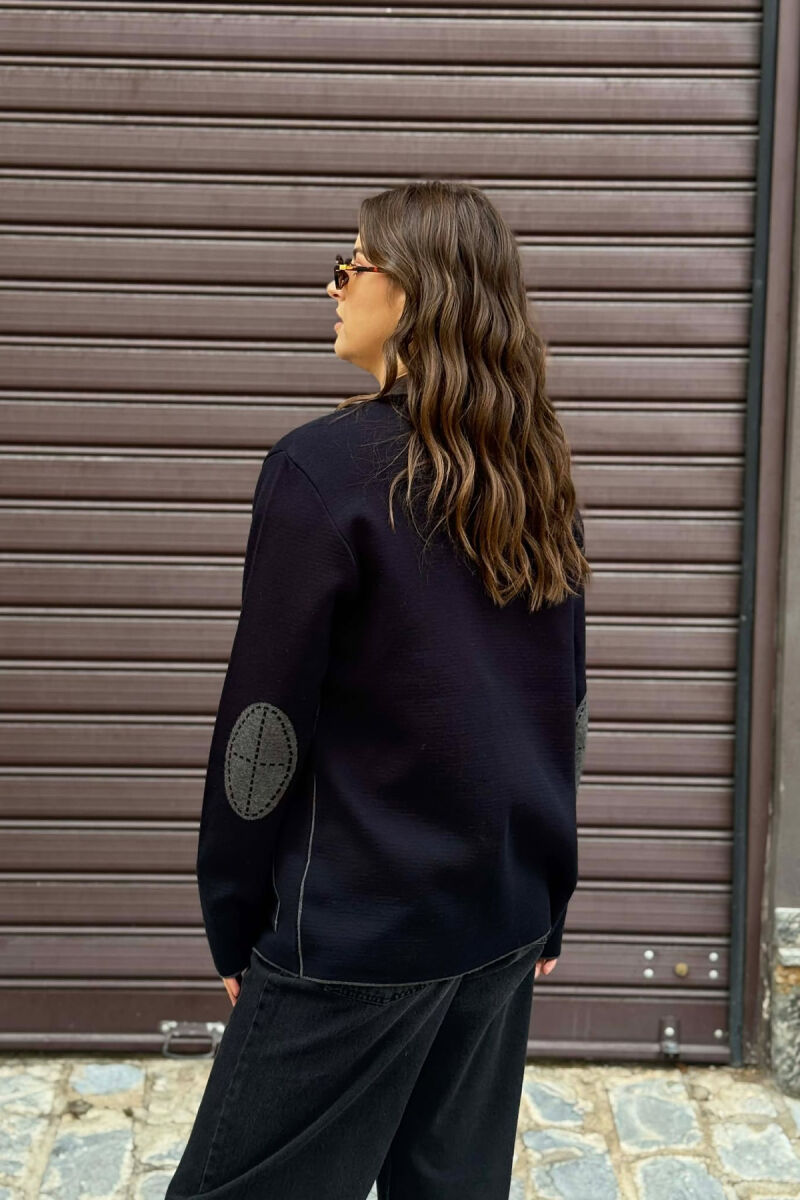 XHAKETË ME KOPSA TË THJESHTA DHE ME DETAJIN E XHEPAVE PËR FEMRA NË NGJYRË BLU TË ERRËT - 3