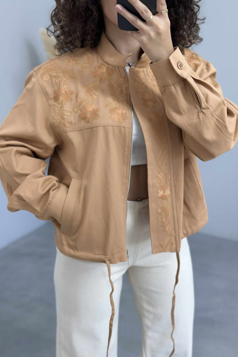 XHAKETË ME ZINXHIR ME DIZAJNIN E LULEVE PËR FEMRA NË NGJYRËN KAFE E ZBARDHUR - 2